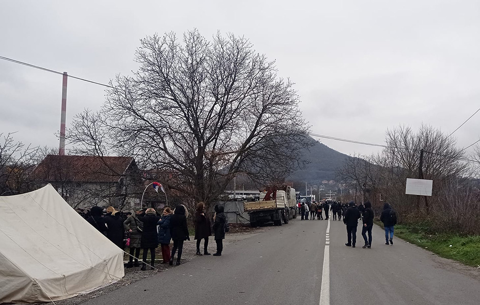 Srbi na severu Kosova peti dan na barikadama