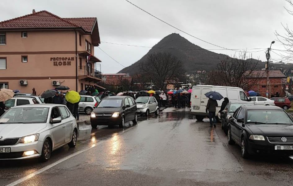 Srbi na severu Kosova osmi dan na barikadama