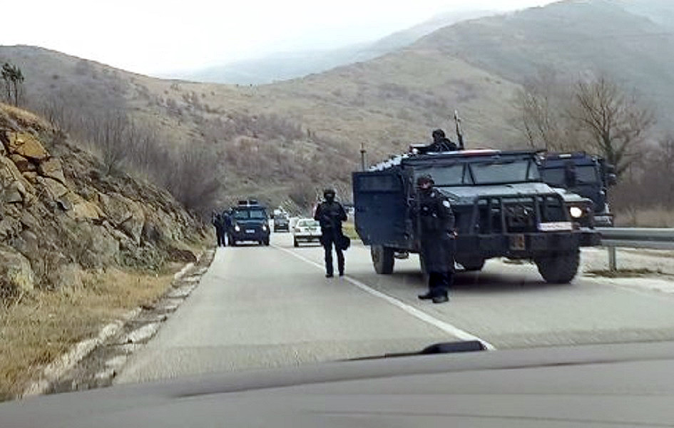 Pripadnici jedinice specijalne policije na putu u blizini Banjske