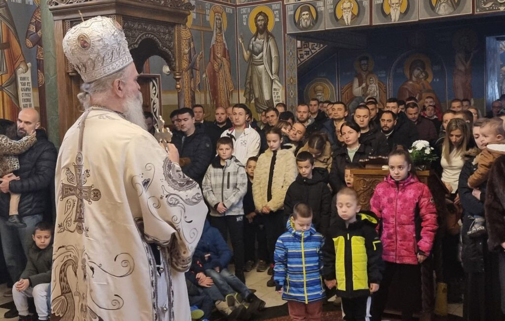 Vladika Teodosije služio liturgiju u Mitrovici: Bez zajednice ne možemo ništa postići