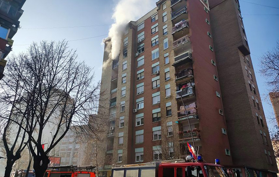 Ugašen požar na višespratnici u Kosovskoj Mitrovici