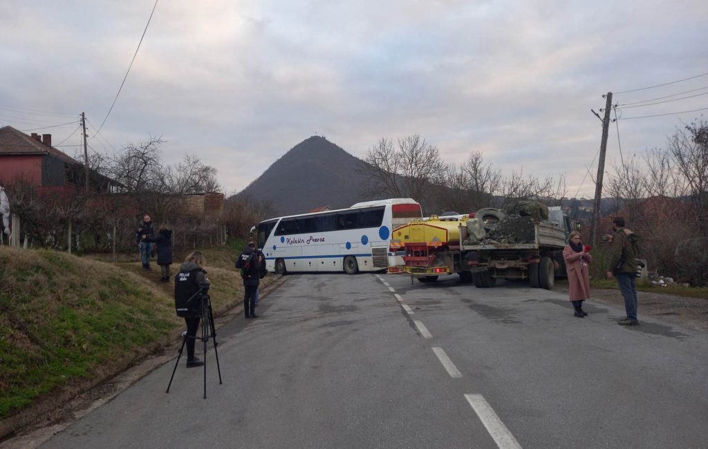 Počelo uklanjanje barikade u Rudaru