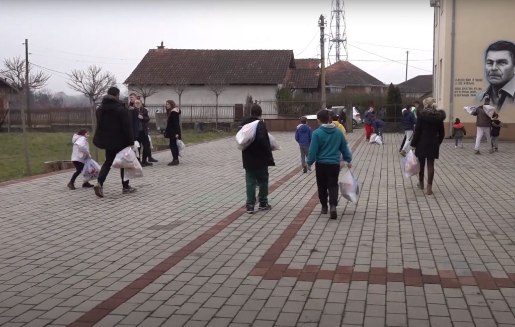 Kancelarija za KiM i PO opštine Peć podelili novogodišnje paketiće deci u Goraždevcu