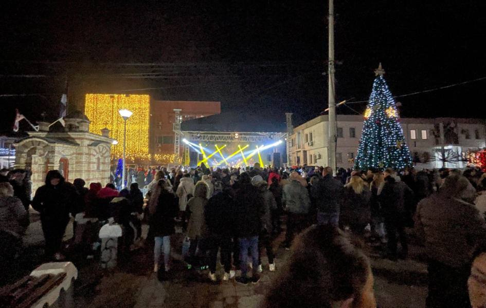 Novu godinu na trgu u Gračanici dočekalo oko hiljadu ljudi