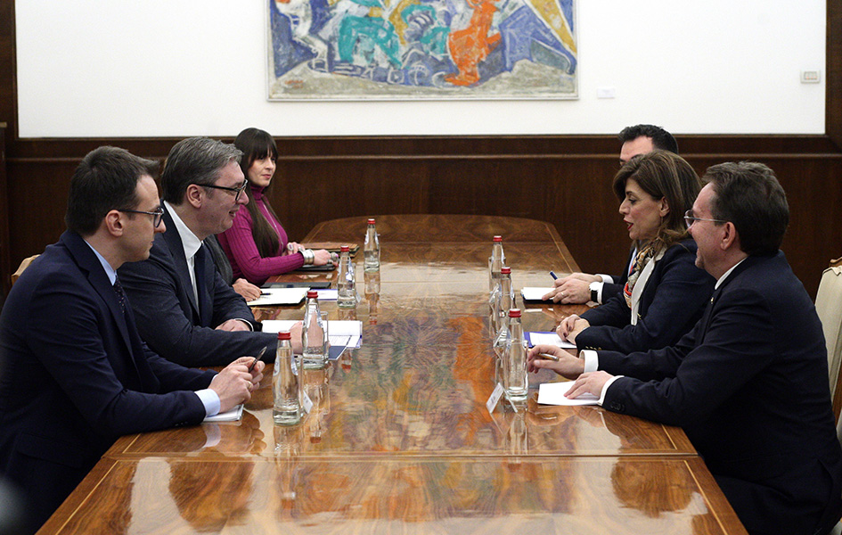 Vučić sa šeficom UNMIK-a: Neprihvatljivi učestali napadi na Srbe