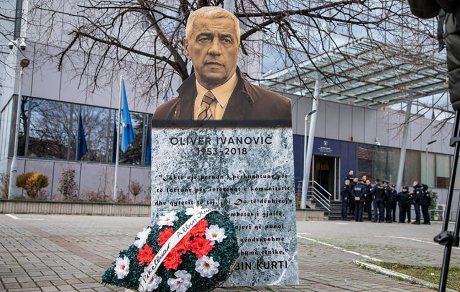 PSD postavio kartonsku bistu Olivera Ivanovića ispred Vlade Kosova