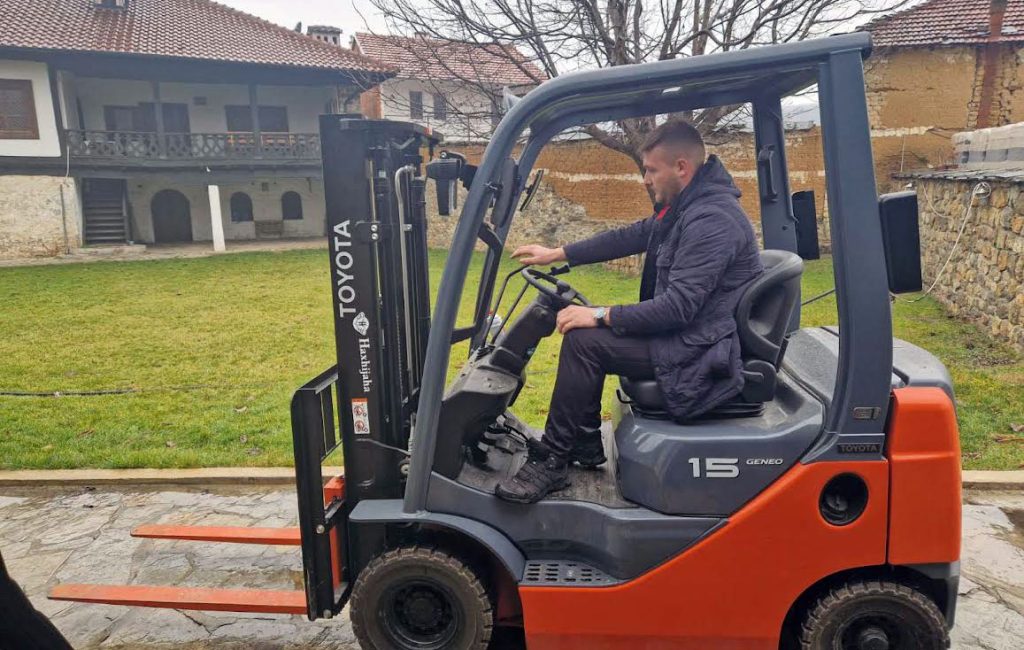 Dodeljena oprema Dečanskoj vinici i manastiru Zočište