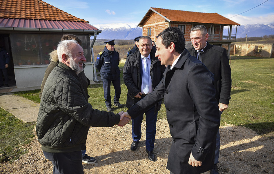 Aljbin Kurti i Nenad Rašić u poseti metohijskim selima (Foto Kabinet premijera Kosova)