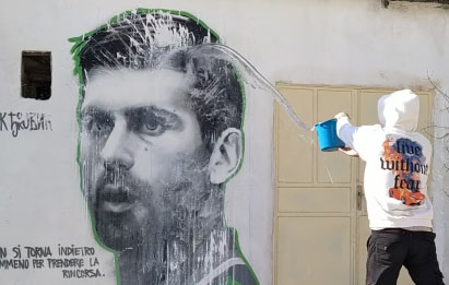 Osumnjičeni za skrnavljenje Đokovićevog murala privedeni, pa pušteni Mural Novaka Djokovića u Orahovcu (Foto Radio Goraždevac)