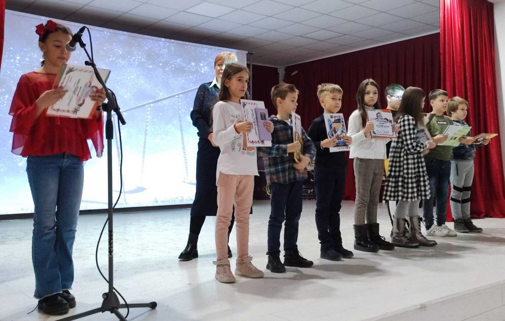 Predstava ’’Pahulja u šalu’’ oduševila najmlađe ljubitelje pozorišta Sa događaja (Foto Radio Mitrovica sever)