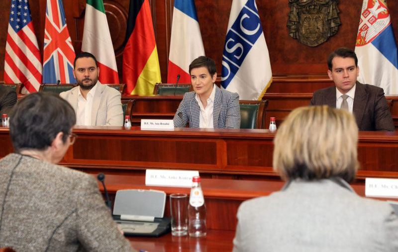 Brnabić: Srbija posvećena dijalogu sa Prištinom Premijerka Srbije Ana Brnabić na razgovoru u Beogradu sa ambasadorima Kvinte pri Organizaciji za evropsku bezbednost i saradnju (OEBS) u Beču (Foto Vlada Srbije)