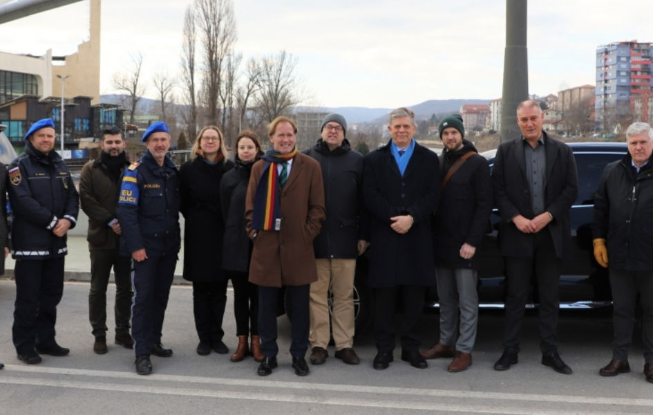 Švedska delegacija na glavnom mostu u Mitrovici (Foto Euleks)
