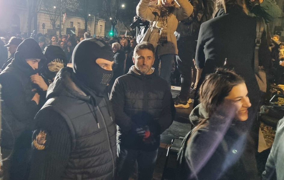 Protest „Stop Vučićevoj izdaji Kosmeta“: Ispred Predsedništva Srbije više stotina ljudi Detalj sa protesta (Foto N1)
