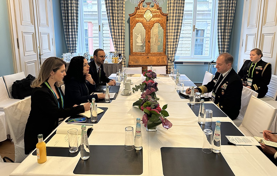 Osmani sa admiralom Munčom na Minhenskoj bezbednosnoj konferenciji Osmani i Munč (Foto Predsedništvo Kosova)