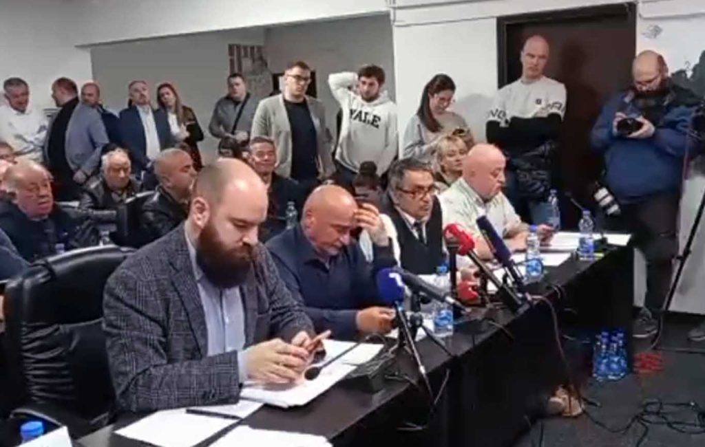 Javna rasprava o eksproprijaciji u Zubinom Potoku Detalj sa javne rasprave (KoSSev/Printskin)