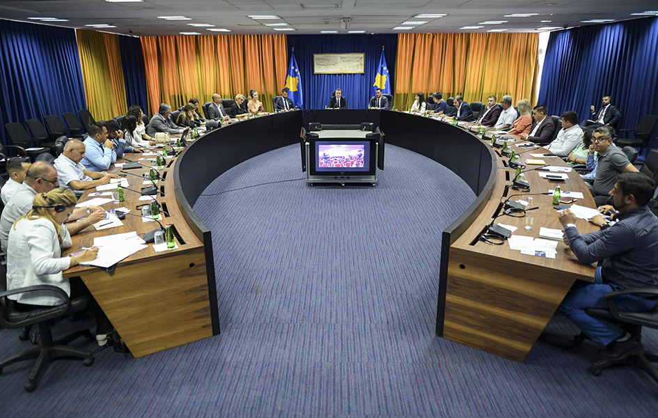 Izazovi implementacije nove Strategije za uključivanje RAE zajednica u društvo Detalj sa diskusije Aljbina Kurtija sa predstavnicima RAE zajednica 2022. godine (Foto Kabinet premijera Kosova)