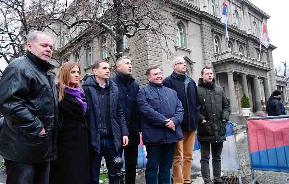 Poslanici Dveri, Nove DSS, Zavetnika i POKS zatražili da Vučić podnese ostavku Poslanici Dveri, Nove DSS, Zavetnika i POKS-a (Foto TANJUG/VLADIMIR ŠPORČIĆ)