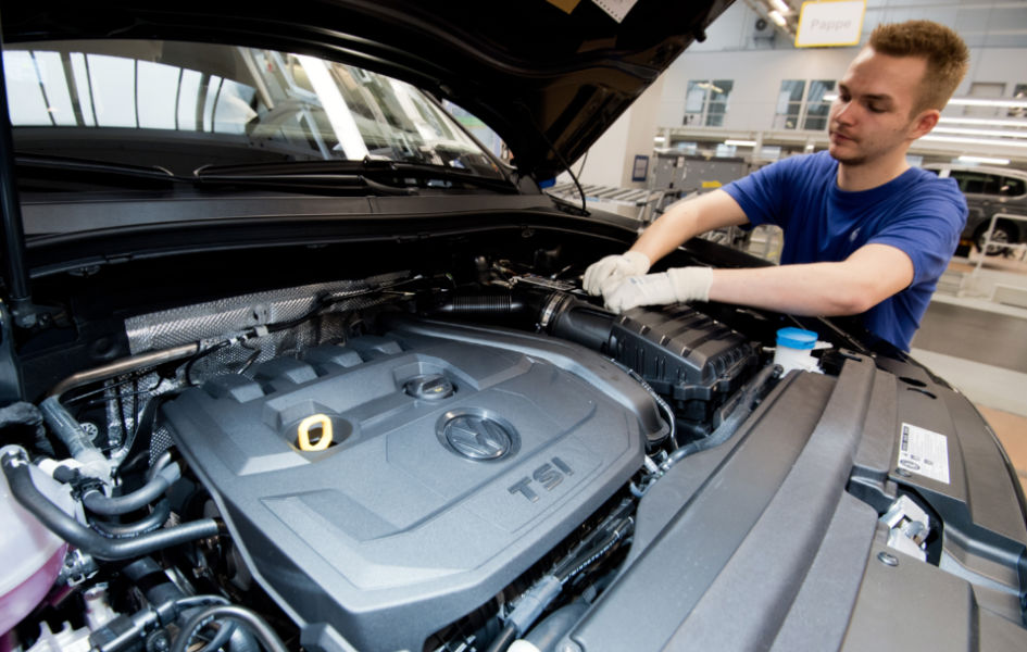EU odložila glasanje o opštoj zabrani benzinskih motora EU je na pritisak Nemačke odložila glasanje o opštoj zabrani novih automobila sa klasičnim motorom od 2035. godine (Foto Julian Stratenschulte/dpa)