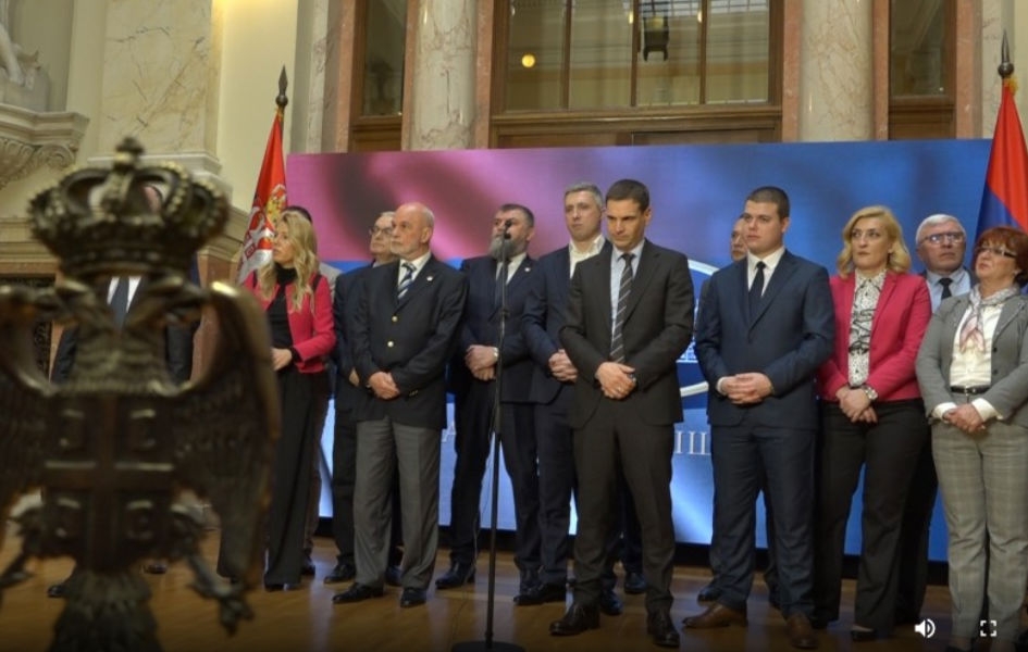 Dveri, Zavetnici, Novi DSS i POKS pozvali na protest protiv francusko-nemačkog sporazuma Predstavnici tri poslanička kluba u Skupštini najavili su za 17. mart u 18:00 časova ispred Hrama Svetog Save veliki protestni skup za odbranu Kosova u sastavu Srbije (Printskrin FoNet video)