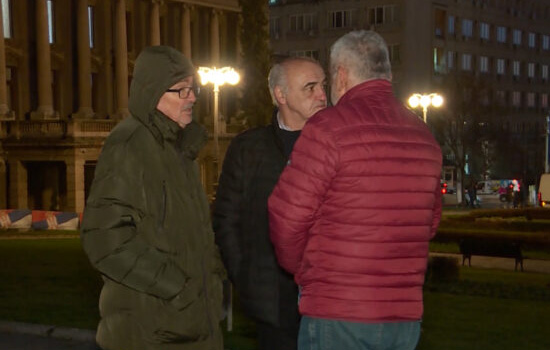 Dok se Vučić obraća, oni protestuju: Roditelji ubijenih u ’’Pandi’’ traže sastanak Roditelji mladića ubijenih u pećkom kafiću "Panda" 1998. godine, protestvuju ispred zgrade Predsedništva Srbije (Foto nova.rs)