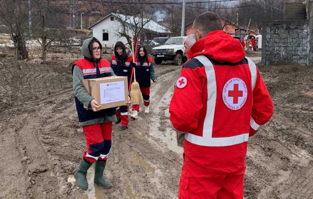 Porodicama pogođenim poplavama uručeni humanitarni paketi Uručivanje pomoć paketa ugroženom stanovništvu u Jagnjenici (Foto Kancelarija za KiM)