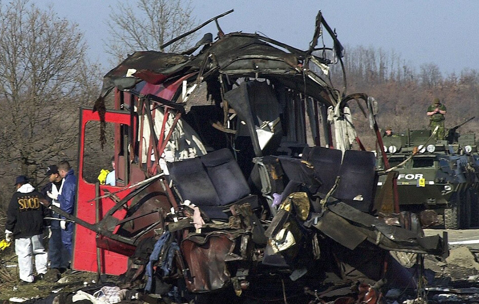 Autobus "Niš ekspresa" nakon miniranja (Foto Kim arhiva)