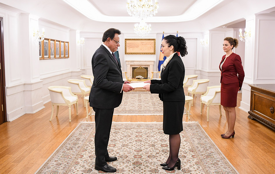 Osmani primila akreditive od novog ambasadora Pakistana Ambasador Pakistana i kosovska predsednica (Foto Predsedništvo Kosova)