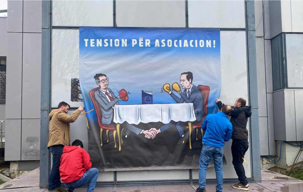 Aktivisti SDP-a postavili plakat na zgradu Vlade sa karikaturom Vučića i Kurtija (Foto Ekonomia Online)