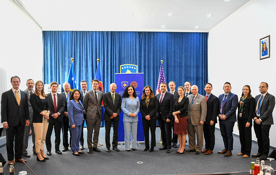Osmani razgovarala sa delegacijom američkih zvaničnika i privrednika Detalj sa sastanka (Foto Predsedništvo Kosova)