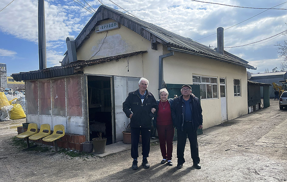 Srbi u Bresju: Život od sećanja između pritisaka i prodaje Srbi ispred kafane i prodavnice u Bresju (Foto Kim)