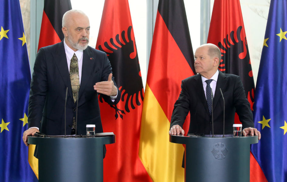 Sledeći samit o Zapadnom Balkanu u oktobru u Albaniji ''Zapadni Balkan je deo Evrope, deo evropske porodice'', rekao je nemački kancelar Olaf Šolc posle sastanka s albanskim premijerom Edijem Ramom (Foto Wolfgang Kumm/dpa)