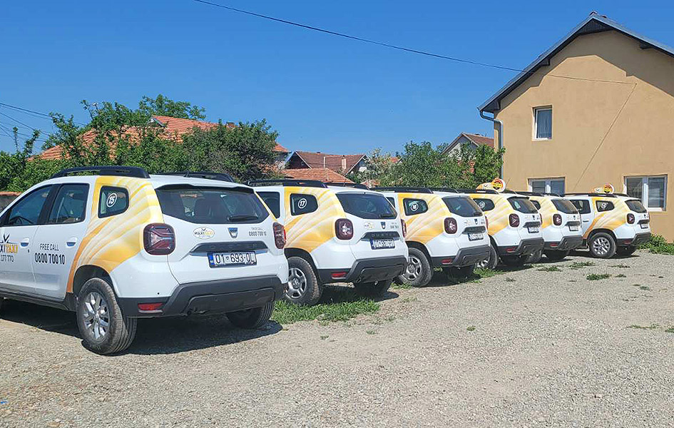 Vlasnik kompanije ’’Maksi taksi’’ tužio Opštinu Gračanica Vozila prevoznika Maksi taksi (Foto Privatna arhiva)