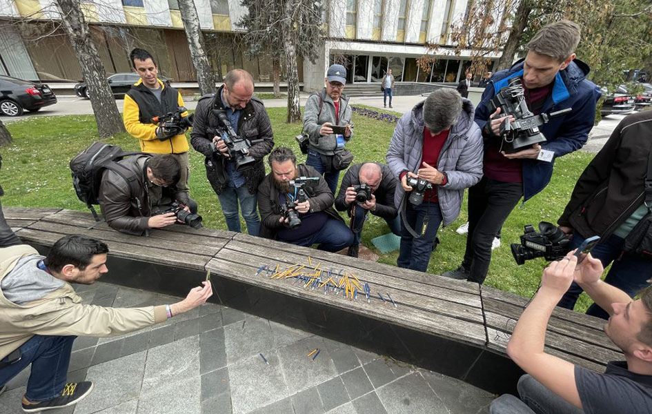 Novinari polomili olovke pred Narodnom skupštinom Republike Srpske Polomljene olovke ispred Skupštine RS (Foto Kapital.ba)
