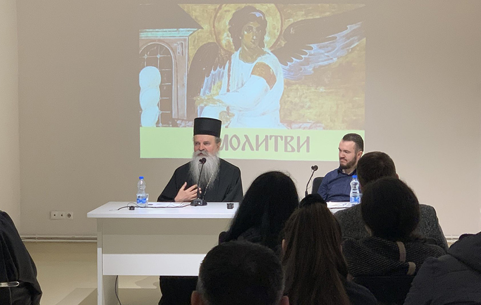 Vladika Teodosije: Post i molitva su temelj našeg duhovnog života Vladika Teodosije na tribini "O molitvi" (Foto Radio Goraždevac)