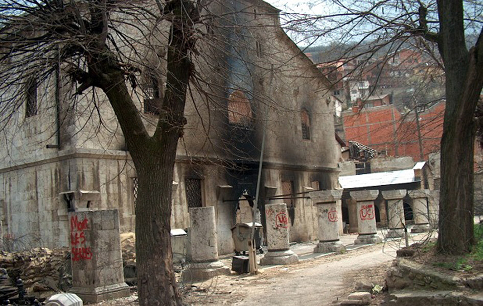 Godišnjica martovskog pogroma Hram Sv. Đorđa u Prizrenu nakon martovskog nasilja 2004. godine (Foto arhiva Kim)