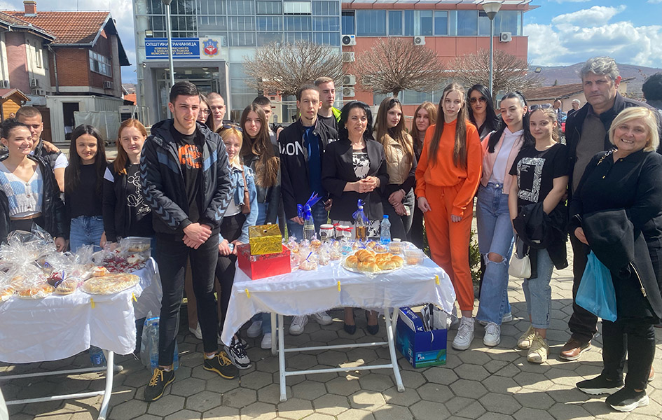 „Doručak sa gimnazijalcima“, prikupljanje novca za ekskurziju Učenici i profesori prištinske Gimnazije sa gradonačelnicom Gračanice Ljiljanom Šubarić (Foto Kim)