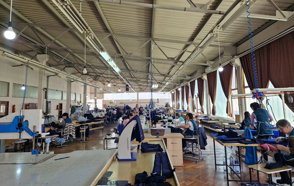 Subvencije u cilju poboljšanja rada preduzeća na severu Kosova Dodela mašine za šivenje preduzeću JUMKOS (Foto Kancelarija za KiM)
