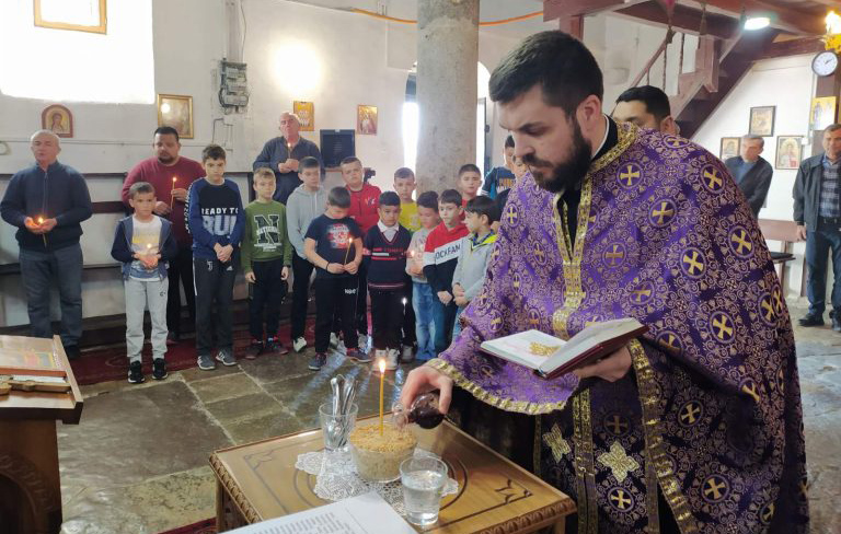 U Orahovcu i Velikoj Hoči služeni parastosi povodom godišnjice bombardovanja Detalj sa parastosa u Velikoj Hoči (Foto Radio Goraždevac)