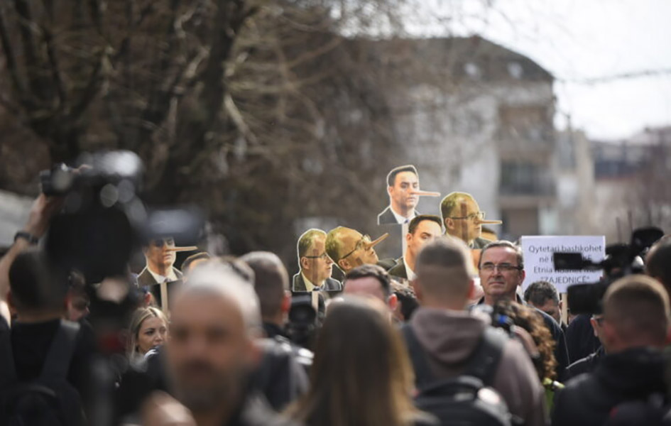 Protest u Prištini protiv dogovora u Ohridu: „Aljbin Zajednica“ Sa protesta (Foto Denis Slovinja)