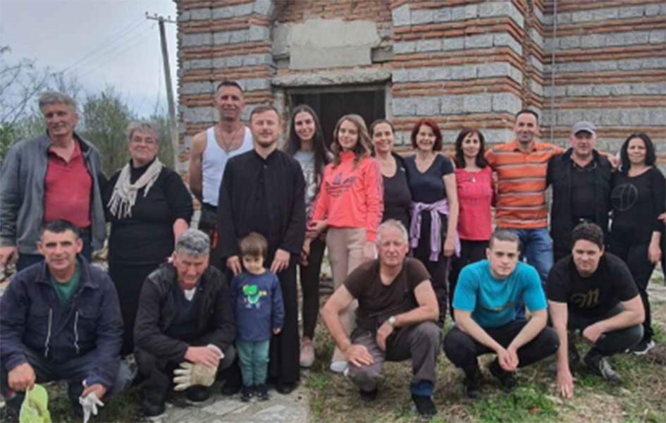 Akcija čišćenja crkvene porte i groblja u selu Smać kod Prizrena Čišćenje crkve svetog Ilije u selu Smać (Foto Radio Goraždevac)