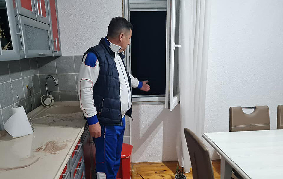Lepina: Obijena kuća porodice Slavić Boban Slavić pokazuje na prozor kroz koji su ušli provalnici (Foto Medija centar)