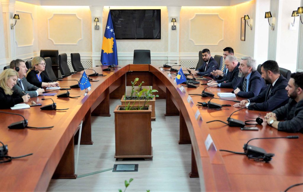 Sunjog razgovarao sa predstavnicima manjinskih zajednica na Kosovu Sunjog razgovarao sa predstavnicima manjinskih zajednica na Kosovu (Foto Tviter @EUAmbKS )