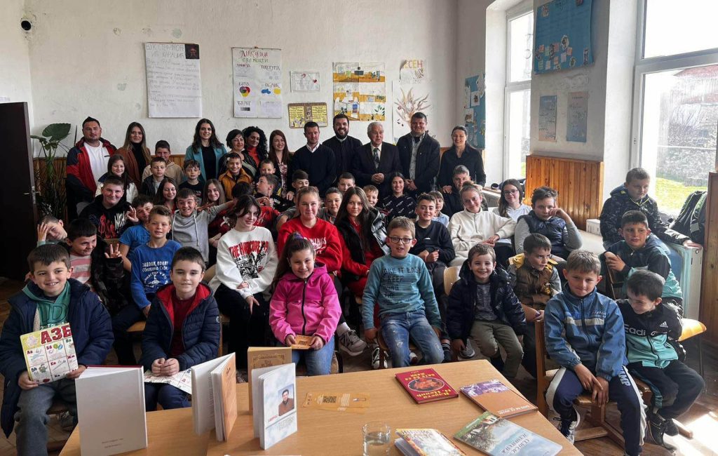 Poetski karavan Vlaste Cenića u Velikoj Hoči Pesnik Vlasta Cenić u Velikoj Hoči (Foto: Radio Goraždevac)