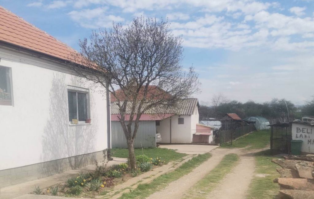 Opljačkana porodica Milić u Plemetini Dvorište porodice Milić u Plemetini (Foto Medija Centar Čaglavica)