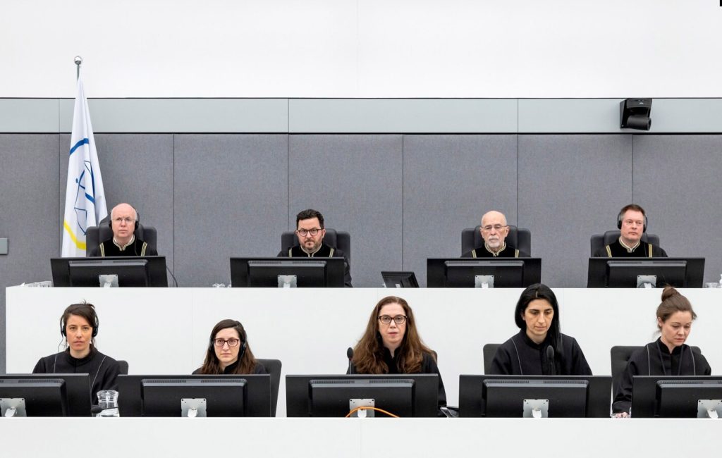 Odbrana tvrdi da Tači nije imao potpunu kontrolu nad OVK Sudsko veće u Hagu u slučaju Tači i ostali prvog dana suđenja, u ponedeljak, 3. aprila (Foto AP)
