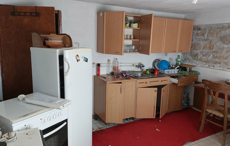 Provala i krađa u konaku crkve Sv. Jovana u Velikoj Hoči Provala u metohu Sv. Jovana u Hoči (Foto Manastir Visoki Dečani)