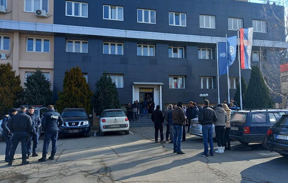 Grupa meštana Leposavića tvrdi da im nije legla plata, krive Srpsku Listu Opština Leposavić (Foto KoSSev)