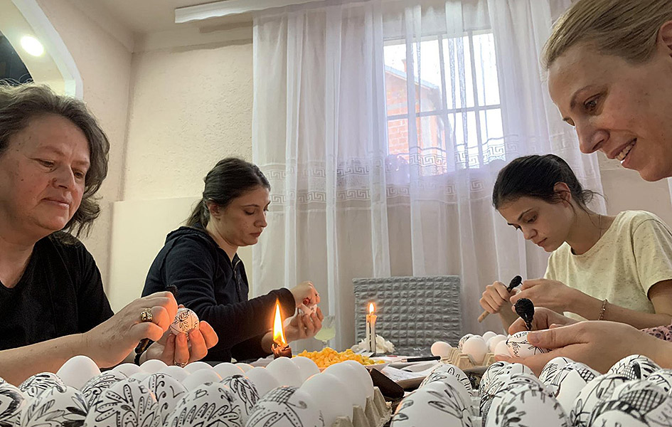 Tradicija šaranja vaskršnjih jaja u orahovačkom kraju Tradicionalno šaranje jaja u Orahovcu (Foto Radio Goraždevac)
