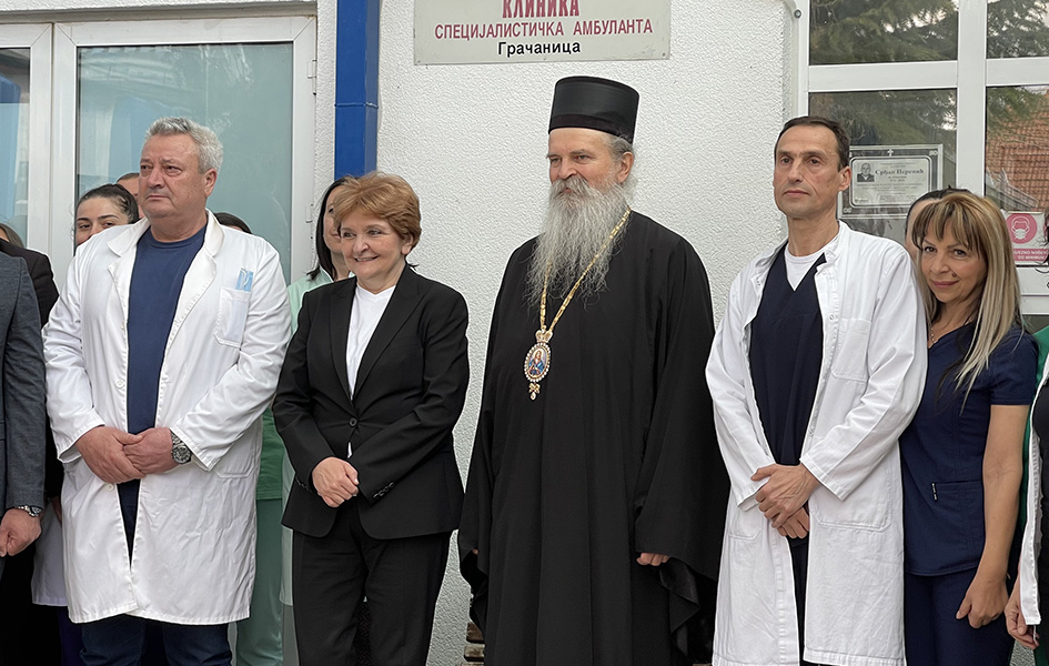 Grujičić: Izgradnju bolnice u Gračanici koči „zastoj u papirima“ Ministarka zdravlja Danica Grujičić, vladika Teodosije, doktor Nenad Šulović i zaposleni u KBC Priština sa sedištem u Gračanici (Foto Kim)
