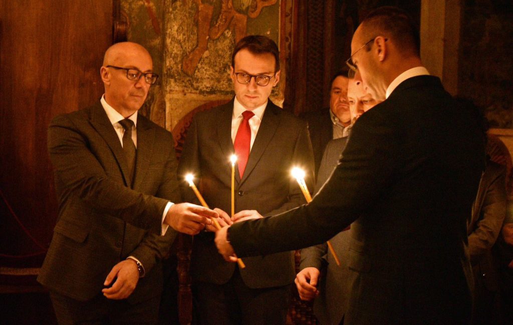 Petković iz Visokih Dečana: Važno je da sačuvamo mir Direktor Kancelarije za KiM Petar Petković i predstavnici Srpske liste na Vaskršnjoj liturgiji u Visokim Dečanima (Foto Kancelarija za KiM)